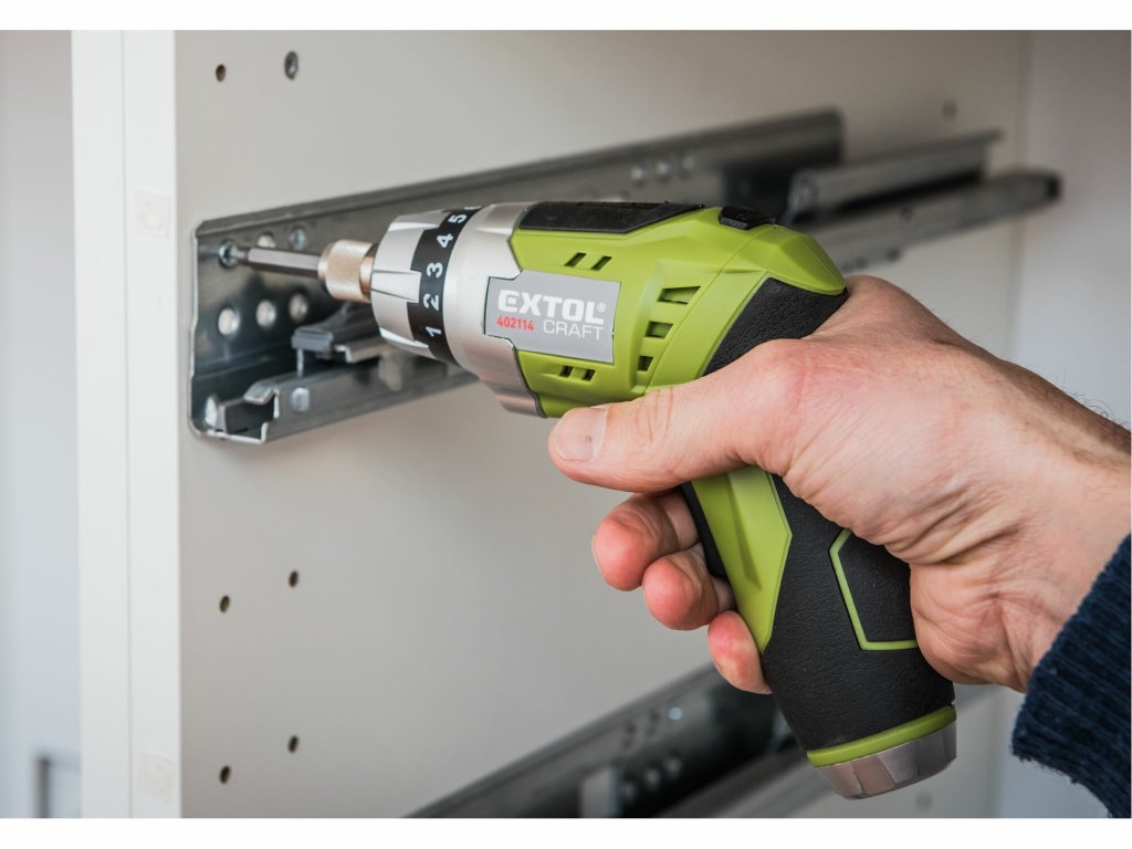 Kompaktný aku skrutkovač s otočnou rukoväťou a LED osvetlením