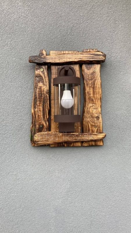 elegantna lampa na stenu exterier drevo kov a sklo